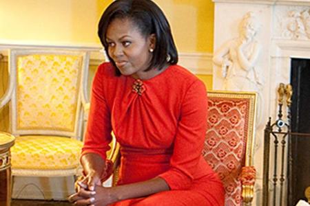 Rot ist einfach ihre Farbe! Im Dress von Mario Pinto sieht Michelle Obama einfach fabelhaft aus.