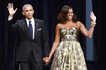 Dieses goldene Glitzer-Kleid ist der Beweis: Diese Frau kann einfach alles tragen!
