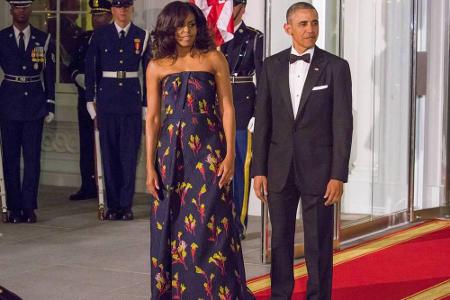 Und auch im dunkelblauen Blumenkleid von Jason Wu macht die Ehefrau von Barack Obama eine gute Figur.