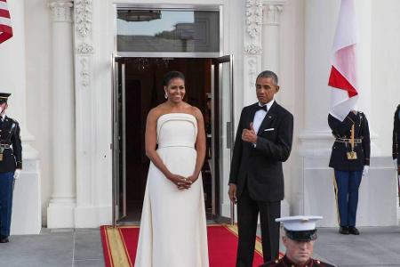 Schlicht und dennoch ein Hingucker: Für die weiße Kreation von Brandon Maxwell gibt es auch von Barack Obama einen Daumen na...