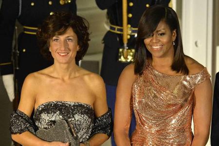 Ihr bester Look? Beim letzten Staatsbankett zieht die First Lady in einem roségoldenen Glamour-Kleid von Versace alle Blicke...