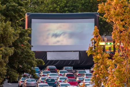 Der ADAC rückt immer häufiger zu liegengebliebenen Fahrzeugen in Autokinos aus. Der Grund ist meist eine leere Autobatterie...