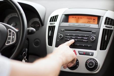 Um auch die Akustik des Films genießen zu können, brauchen Sie ein Autoradio. Das entzieht der Batterie Energie - allerdings...