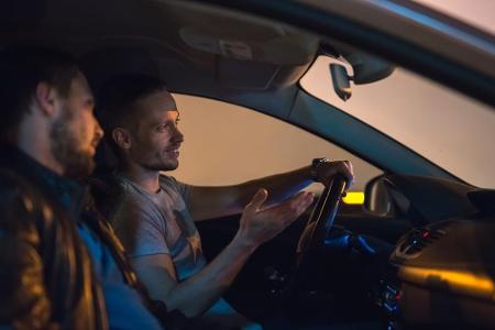 Im Kino ist es für gewöhnlich dunkel. Damit Sie auch im Autokino eine gute Sicht haben, schalten Sie die Innen- und Außenbel...