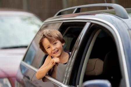 Statt für frische Luft gleich die Lüftung laufen zu lassen, können Sie auch einfach die Fenster etwas runterlassen. So kommt...