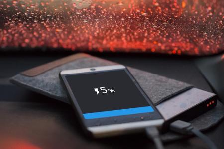 Das Handy im Auto aufzuladen, ist mitunter sehr praktisch, allerdings kostet auch das Energie. Um Ihre Batterie im Autokino ...