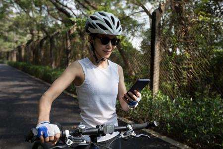 Das Smartphone kann auch im Radurlaub helfen. In Form einer App holen Sie sich aktuelle Fahrradkarten aufs Handy - genügend ...
