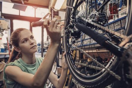 Die ADAC-Experten raten auch zu einem gründlichen Check des Rads vor der Reise. Haben Sie selbst keine Expertise, können Sie...