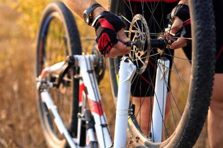 Da eine Panne aber schnell mal passiert ist, sollten Sie Flickzeug, Werkzeug, Luftpumpe, Kettenöl und einen Ersatzschlauch e...