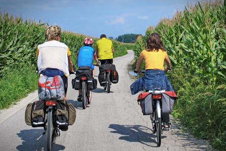 Ein Rucksack strengt die Muskulatur über die Tage hinweg zu sehr an. Die Lösung ist eine Fahrradtasche mit wenig Eigengewich...