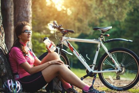 Trinken Sie genug! Ohne regelmäßige Flüssigkeitsaufnahme wird der Urlaub zum Albtraum. Zudem sollten Sie sich keinen Stress ...