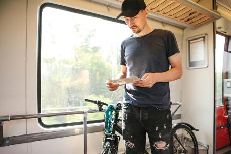 Auch die Anreise zum Startpunkt ihres Fahrradurlaubs will geplant sein. Die nachhaltigste und flexibelste Variante ist die B...