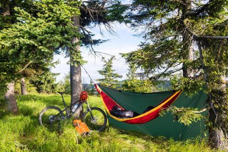 Sieht idyllisch aus, ist aber zumindest in Deutschland nicht erlaubt. Damit Sie nicht gesetzeswidrig mit der Hängematte im W...