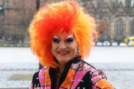 Oliver Knöbel (50) hat die Drag-Kultur in Deutschland populär gemacht - als Olivia Jones. Die 1,95 Meter große Drag Queen is...