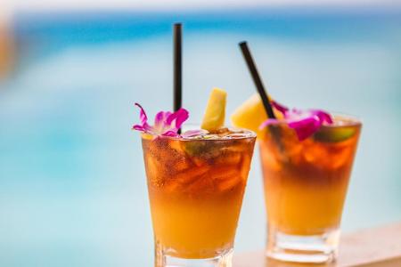 Sommergefühle kommen am 30. Juni, da ist nämlich Mai-Tai-Tag. Der Cocktail besteht aus weißem und dunklen Rum, Curacao, Mand...