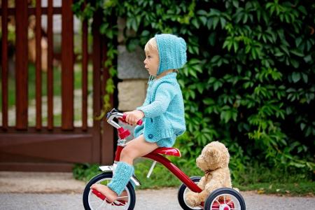 Denn dort ist für alle Fahrzeuge maximal Schrittgeschwindigkeit erlaubt - was also auch für Fahrräder gilt. Außerhalb dieser...