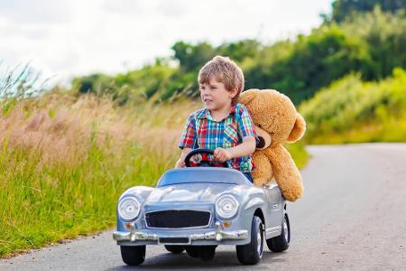 E-Spielzeugautos und E-Motorräder dürfen mit einer Höchstgeschwindigkeit von 6 km/h auf Gehwegen und in Fußgängerzonen fahre...