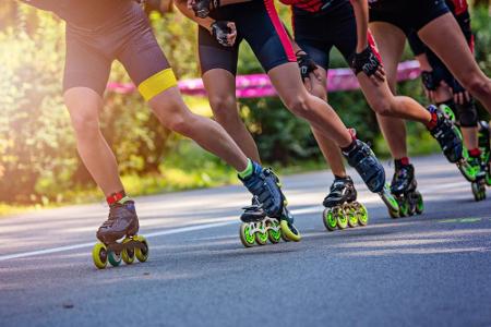 Die Regeln gelten auch für sportliche Inline-Skater. Ist kein Gehweg vorhanden, sollte am rechten oder linken Fahrbahnrand g...