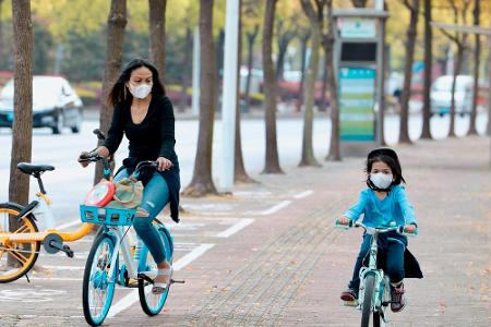 Sind Kinder mit dem Rad unterwegs, müssen Sie bis zum achten Lebensjahr auf dem Gehweg fahren. Bis ins Alter von zehn Jahren...