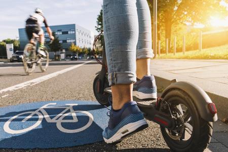 E-Scooter dürfen ab 14 Jahren nur auf der Straße oder alternativ auf dem Radweg gefahren werden. Auf Gehwegen sind die belie...