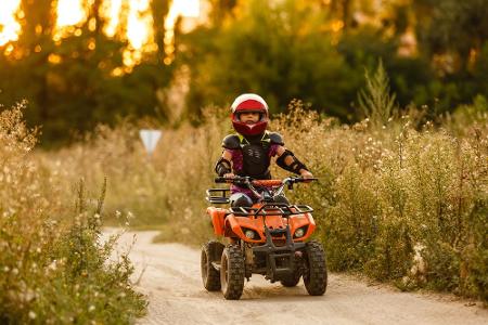 Mit einem Quad dürfen Jugendliche mit Führerscheinen der Klasse AM (früher S) ab 16 Jahren fahren. Die Fahrzeuge dürfen maxi...