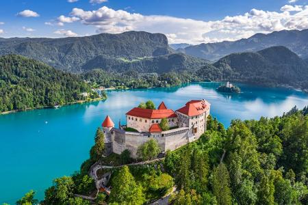 Slowenien lockt insbesondere mit seiner wunderschönen Natur. Seit dem 26. Mai lässt das facettenreiche Land EU-Bürger einrei...
