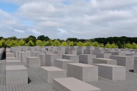 Mitten in Berlin liegt das Denkmal für die rund sechs Millionen ermordeten Juden während der NS-Zeit. Das Mahnmal besteht au...