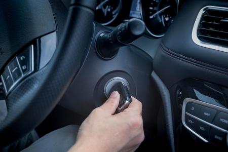 Will das Auto nicht mehr oder nur nach mehreren Versuchen anspringen, hat ihre Batterie wohl nicht mehr genügend Saft. Sollt...