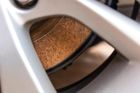 Können Sie endlich losfahren, testen Sie unbedingt die Bremsen. Sie haben in der Zeit des Stillstands vielleicht Rost angese...