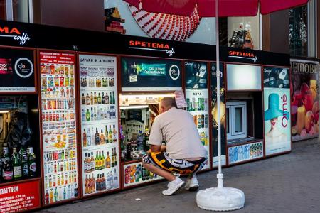 Ein Muss ist ein Einkauf bei einem sogenannten Klek-Shop. Die Läden kann man nicht betreten, sondern macht seine Bestellung ...