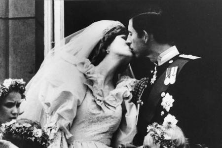 Mehr als 100 Million Menschen weltweit verfolgten, wie sich Prinz Charles und Lady Diana 1981 bei ihrer Hochzeit küssten. Ei...