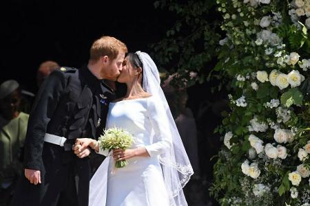 Prinz Williams kleiner Bruder Prinz Harry zog 2018 nach, als er kurz nach der Trauung seine Herzogin Meghan auf Schloss Wind...