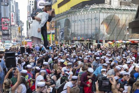 Den von Alfred Eisenstaedt fotografierten wahrhaft geschichtsträchtigen Kuss am Ende des Zweiten Weltkriegs stellten 2015 - ...