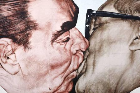 Zu Berühmtheit gelangte der Bruderkuss durch den Fotografen Régis Bossu. Er lichtete im Oktober 1979 Erich Honecker und Leon...