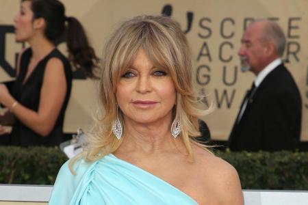 Goldie Hawn sind ihre 74 Jahre weder anzusehen noch anzumerken. Dafür legt sich die Schauspielerin aber auch mächtig ins Zeu...