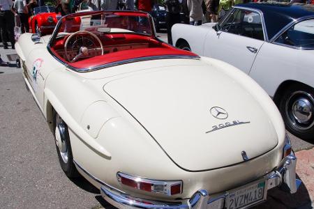 Nicht weniger legendär ist der Mercedes 300 SL. Auch ohne Flügeltüren ist das Vehikel zum mit der Zunge schnalzen.