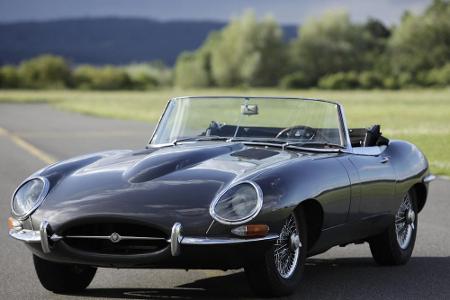Das E-Type Cabrio von Jaguar steht dem SL in Sachen Eleganz in nichts nach, nein, es setzt sogar noch einen drauf. Waren die...