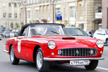 In dieser Reihe darf der Ferrari 250 GT nicht fehlen. Die schlichte Eleganz des italienischen Sportwagens zieht wirklich vie...