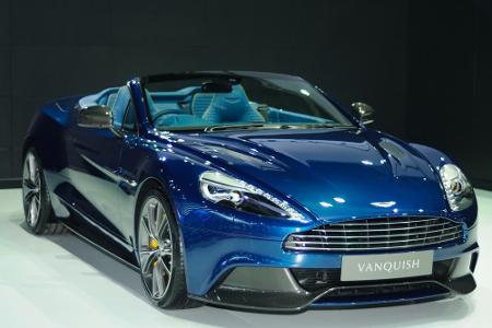 Der Aston Martin Vanquish stellt aber unter Beweis, dass auch neuere Wagen mit offenem Verdeck durchaus mithalten können. St...