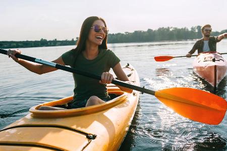 Für alle, die lieber auf statt im Wasser sind, empfiehlt sich ein Kanu- oder Kajak-Ausflug