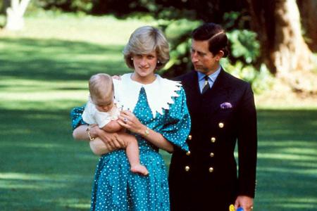 Aller Anfang war blond! Stolz präsentierten Prinzessin Diana (1961-1997) und Prinz Charles (69) ihren Sohn 1982 der Öffentli...