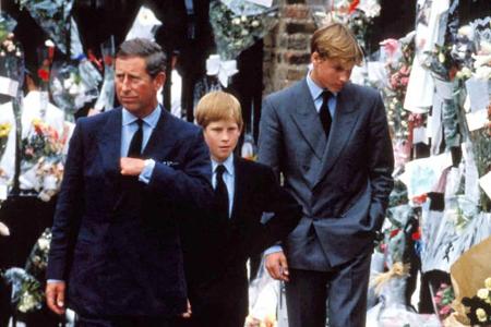 So sah William (r.) dann 13 Jahre später in der Pubertät aus. Der Anlass für dieses Bild mit seinem Vater und Bruder war nat...