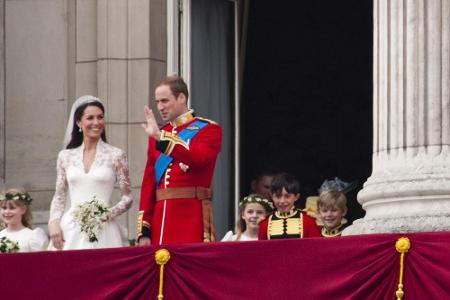 Freudig winkten die frisch Vermählten vom Balkon aus in die Menge. Allen verliebten Blicken zum Trotz: Auch Kate war in den ...