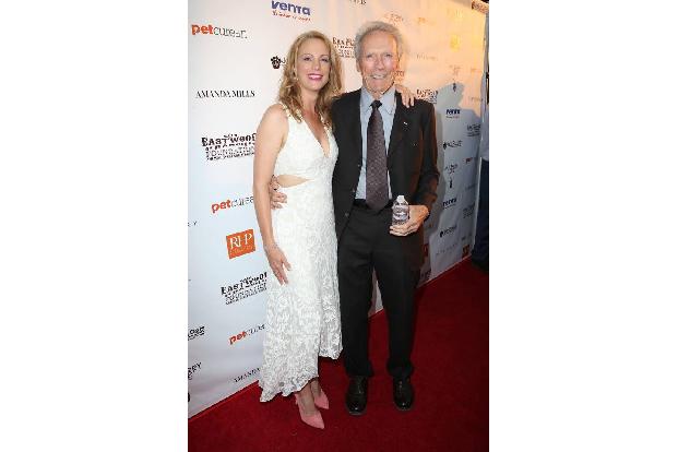 ...Alison ist wie Papa Clint Schauspielerin geworden. Hier posiert das Vater-Tochter-Gespann 2016 bei einer Veranstaltung de...