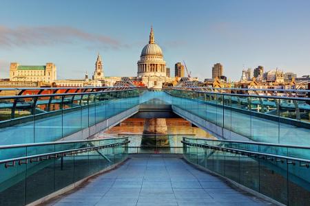 Die Millennium-Bridge stürzt ein. Mit dieser Szene beginnt 