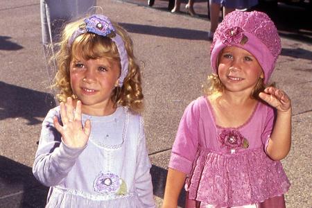 Schon kleine Medienprofis: So süß präsentieren sich die Olsen-Twins den Fotografen im Jahr 1990.