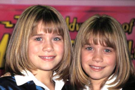 Ein glänzender Auftritt: Mary-Kate und Ashley in zusammenpassenden Satin-Blazern.