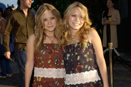 Die Zwillinge mit Butterfly-Print und wellenden Haaren bei der 