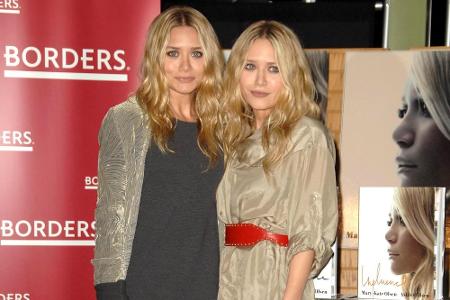 Die Frisur ist wieder gleich, der Look bleibt individuell: Die Zwillinge bei einer Signierstunde für ihr Buch 