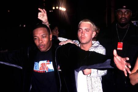 ...der bedeutende Hip-Hop-Produzent und Rapper Dr. Dre auf den jungen Künstler aufmerksam wird, beginnt dessen kometenhafter...